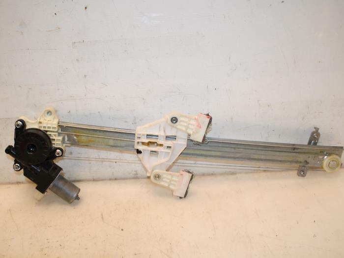 Fönstermekanism, 4-dörrars, höger fram från en Suzuki Celerio (LF) 1.0 12V Dualjet 2016