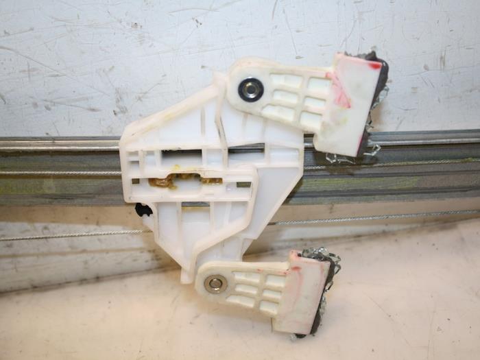 Fönstermekanism, 4-dörrars, höger fram från en Suzuki Celerio (LF) 1.0 12V Dualjet 2016