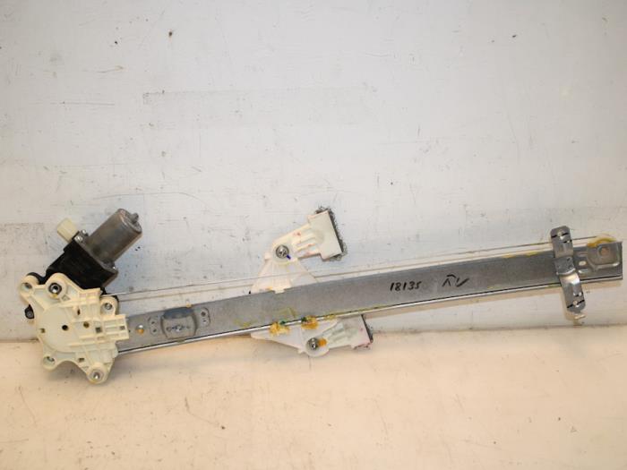 Fönstermekanism, 4-dörrars, höger fram från en Suzuki Celerio (LF) 1.0 12V Dualjet 2016