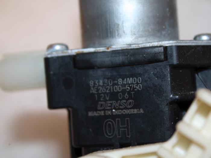 Fönstermekanism, 4-dörrars, höger fram från en Suzuki Celerio (LF) 1.0 12V Dualjet 2016