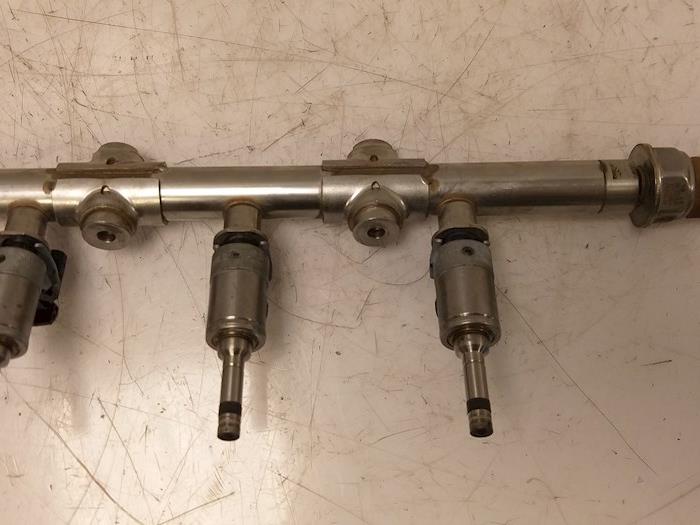 Verstuiver brug van een Seat Ibiza IV (6J5) 1.0 EcoTSI 12V 2015