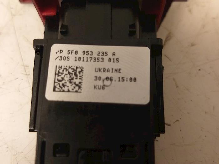 Nödbelysningsbrytare från en Seat Ibiza IV (6J5) 1.0 EcoTSI 12V 2015