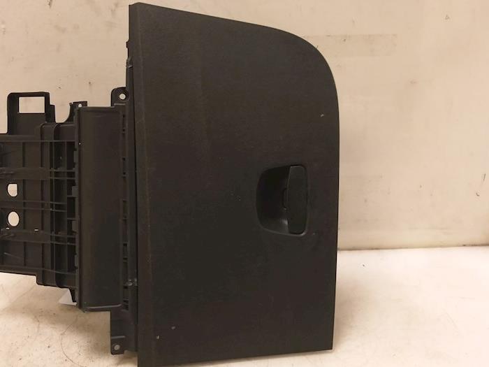 Handskfack från en Seat Ibiza IV (6J5) 1.0 EcoTSI 12V 2015