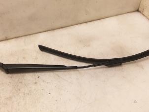 Gebruikte Ruitenwisserarm voor Seat Ibiza IV (6J5) 1.0 EcoTSI 12V Prijs € 30,00 Margeregeling aangeboden door Van Gils Automotive