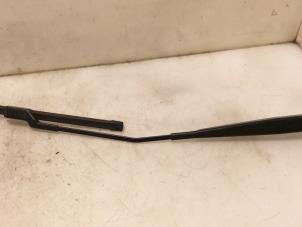 Gebruikte Ruitenwisserarm voor Seat Ibiza IV (6J5) 1.0 EcoTSI 12V Prijs € 30,00 Margeregeling aangeboden door Van Gils Automotive