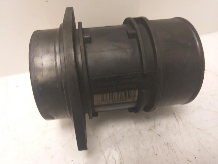 Luchtmassameter van een Nissan Primastar 1.9 dCi 80 2004