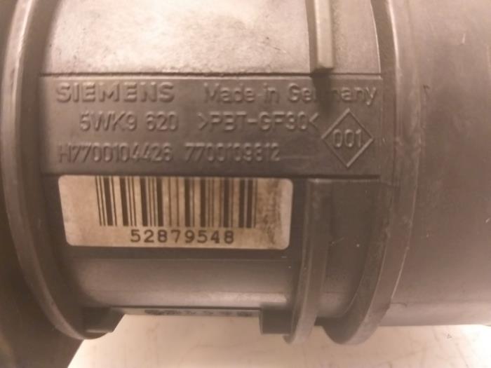 Luchtmassameter van een Nissan Primastar 1.9 dCi 80 2004