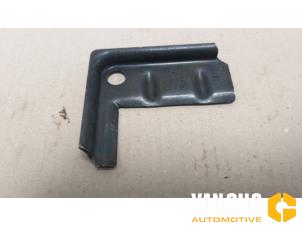 Używane Wspornik (rózne) Volkswagen Passat Variant (3G5) 1.8 TSI 16V Cena € 42,35 Z VAT oferowane przez Van Gils Automotive