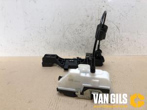 Begagnade Dörrlåsmekanism, 4-dörrars, vänster fram Renault Vel Satis (BJ) 3.5 V6 24V Autom. Pris € 50,00 Marginaltabell erbjuds av Van Gils Automotive