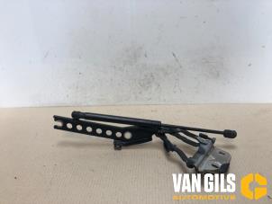 Używane Zawias pokrywy silnika Audi A8 (D3) 3.0 TDI V6 24V Quattro Cena € 35,00 Procedura marży oferowane przez Van Gils Automotive