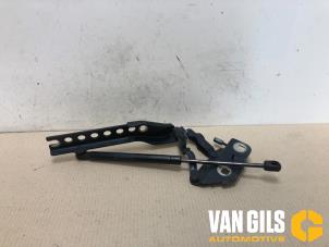 Używane Zawias pokrywy silnika Audi A8 (D3) 3.0 TDI V6 24V Quattro Cena € 35,00 Procedura marży oferowane przez Van Gils Automotive