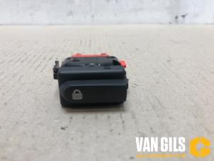 Gebruikte Centrale deurvergrendeling Schakelaar Renault Clio II (BB/CB) 1.2 16V Prijs € 30,00 Margeregeling aangeboden door Van Gils Automotive