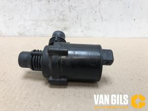 Używane Pompa wodna BMW 6 serie (E64) 645 Ci 4.4 V8 32V Cena € 50,00 Procedura marży oferowane przez Van Gils Automotive