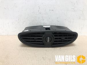 Gebruikte Luchtrooster Dashboard Renault Clio III (BR/CR) 1.2 16V 75 Prijs € 30,00 Margeregeling aangeboden door Van Gils Automotive