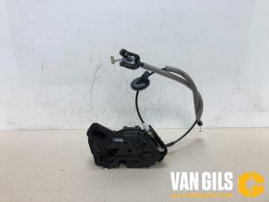 Begagnade Dörrlåsmekanism, 4-dörrars, vänster bak Volkswagen Polo VI (AW1) 1.0 TSI 12V Pris € 39,99 Marginaltabell erbjuds av Van Gils Automotive