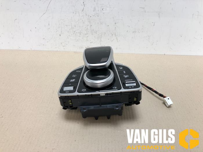 Regelunit Multi Media van een Mercedes-Benz E (W213) E-63 AMG S 4.0 V8 Turbo 4-Matic+ 2019