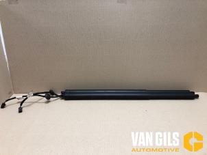 Begagnade Set med gasfjädrar, baklucka Lynk &amp; Co 01 1.5 PHEV Pris € 241,99 Inklusive moms erbjuds av Van Gils Automotive