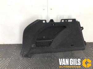 Używane Tapicerka pokrywy bagaznika lewa Lynk &amp; Co 01 1.5 PHEV Cena € 90,74 Z VAT oferowane przez Van Gils Automotive