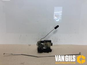 Begagnade Dörrlåsmekanism, 4-dörrars, höger fram Dacia Sandero I (BS) 1.2 16V Pris € 45,00 Marginaltabell erbjuds av Van Gils Automotive