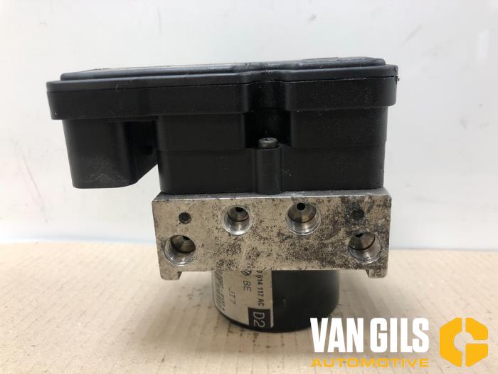 ABS-pump från en Volkswagen Caddy III (2KA,2KH,2CA,2CH) 1.9 TDI 2009