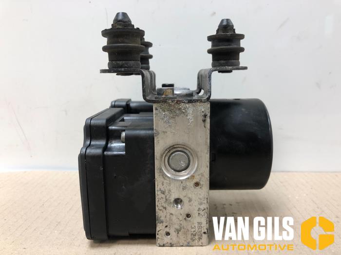 ABS-pump från en Volkswagen Caddy III (2KA,2KH,2CA,2CH) 1.9 TDI 2009