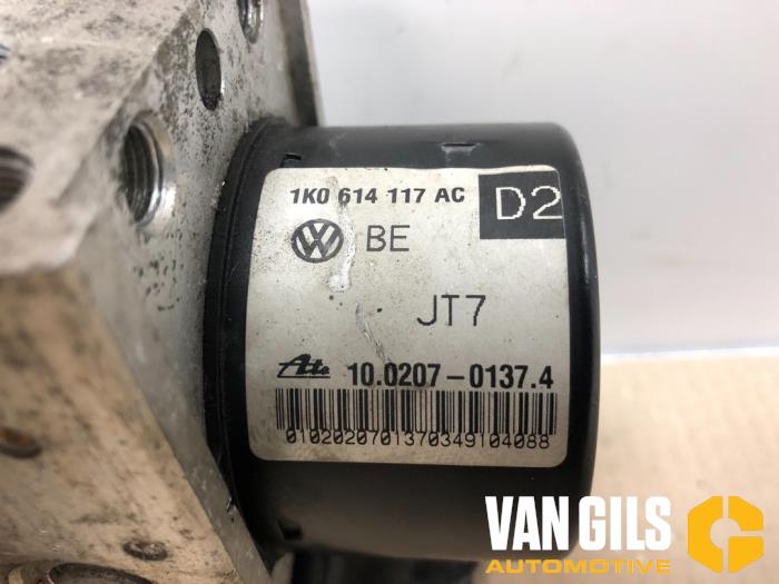 ABS-pump från en Volkswagen Caddy III (2KA,2KH,2CA,2CH) 1.9 TDI 2009