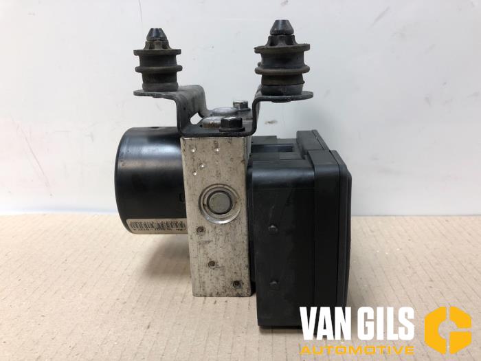 ABS-pump från en Volkswagen Caddy III (2KA,2KH,2CA,2CH) 1.9 TDI 2009
