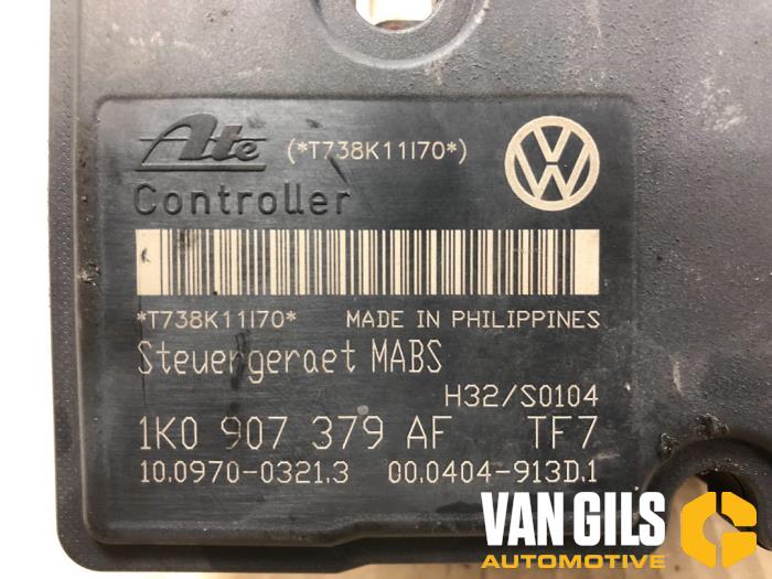 ABS-pump från en Volkswagen Caddy III (2KA,2KH,2CA,2CH) 1.9 TDI 2009
