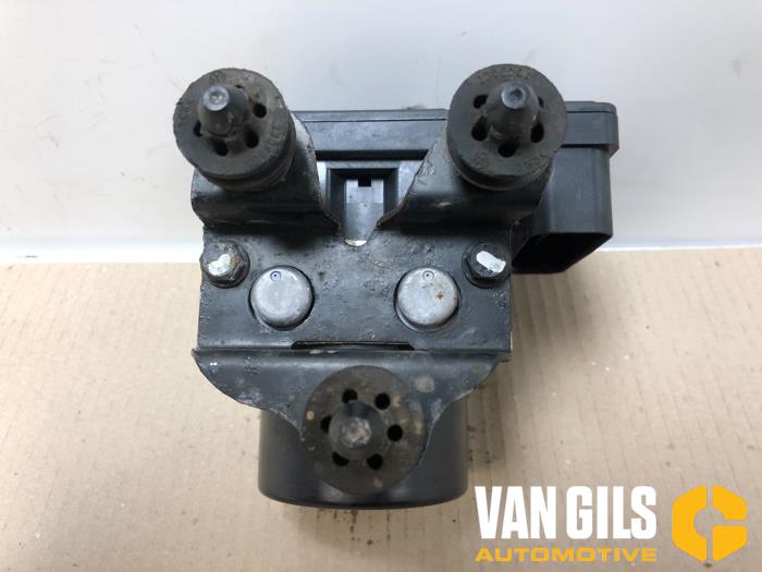 ABS-pump från en Volkswagen Caddy III (2KA,2KH,2CA,2CH) 1.9 TDI 2009