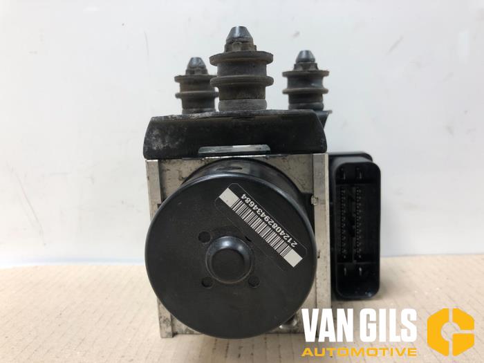 ABS-pump från en Volkswagen Caddy III (2KA,2KH,2CA,2CH) 1.9 TDI 2009