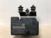 ABS-pump från en Volkswagen Caddy III (2KA,2KH,2CA,2CH) 1.9 TDI 2009