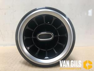 Gebruikte Luchtrooster Dashboard Mercedes B (W247) 2.0 B-200d Prijs € 29,99 Margeregeling aangeboden door Van Gils Automotive