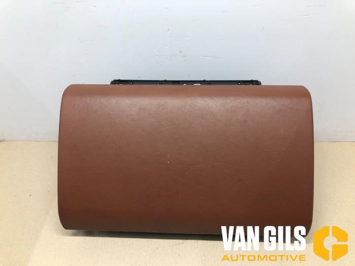 Handskfack från en Porsche Cayenne (9PA) 4.8 V8 32V S 2007