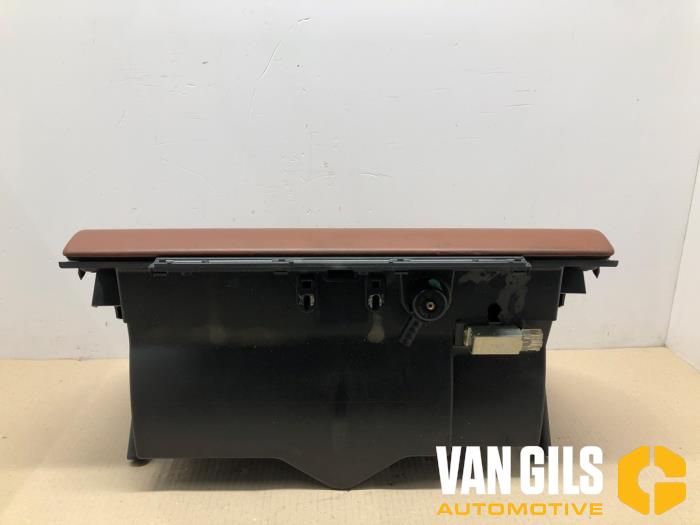 Handskfack från en Porsche Cayenne (9PA) 4.8 V8 32V S 2007