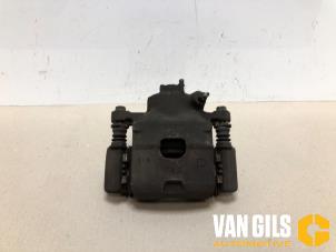 Gebruikte Remklauw (Tang) links-voor Nissan Pixo (D31S) 1.0 12V Prijs € 45,00 Margeregeling aangeboden door Van Gils Automotive