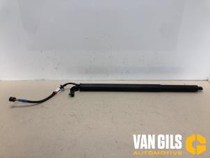 Begagnade Gasfjäder, vänster bak Nissan Qashqai (J12) 1.5 VC-T e-Power 16V Pris € 74,99 Marginaltabell erbjuds av Van Gils Automotive