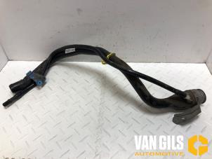 Używane Rurka do napelniania zbiornika paliwa Opel Astra K 1.0 Turbo 12V Cena na żądanie oferowane przez Van Gils Automotive