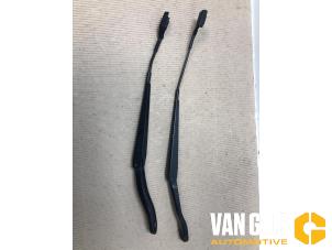 Begagnade Svängarmsats vindrutetorkare Landrover Range Rover Evoque (LVJ/LVS) 2.0 Si4 240 16V 5-drs. Pris € 49,99 Marginaltabell erbjuds av Van Gils Automotive
