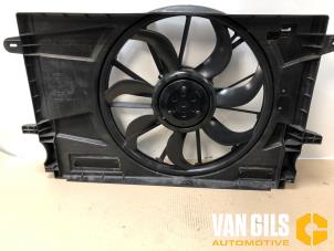 Używane Wentylator chlodzenia silnika Opel Astra K 1.4 Turbo 16V Cena € 75,00 Procedura marży oferowane przez Van Gils Automotive