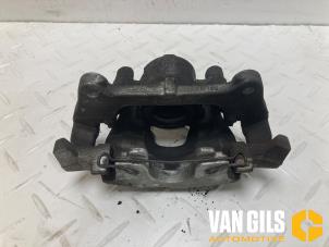 Używane Zacisk hamulcowy lewy przód Toyota Yaris IV (P21/PA1/PH1) 1.5 12V Hybrid 115 Cena € 74,99 Procedura marży oferowane przez Van Gils Automotive