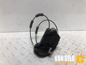 Używane Mechanizm blokady drzwi prawych tylnych wersja 4-drzwiowa Toyota Yaris IV (P21/PA1/PH1) 1.5 12V Hybrid 115 Cena € 99,99 Procedura marży oferowane przez Van Gils Automotive