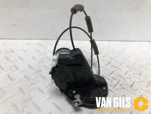 Używane Mechanizm blokady drzwi lewych tylnych wersja 4-drzwiowa Toyota Yaris IV (P21/PA1/PH1) 1.5 12V Hybrid 115 Cena € 99,99 Procedura marży oferowane przez Van Gils Automotive