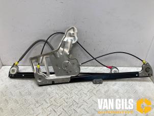 Używane Mechanizm szyby prawej przedniej wersja 4-drzwiowa Landrover Range Rover III (LM) 2.9 TD6 24V Cena € 45,00 Procedura marży oferowane przez Van Gils Automotive