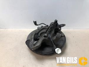 Gebruikte Fusee links-achter Mercedes C (W205) C-300 2.0 EQ Boost Turbo 16V Prijs € 99,99 Margeregeling aangeboden door Van Gils Automotive