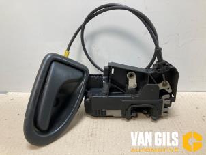 Begagnade Dörrlåsmekanism, 4-dörrars, vänster fram Nissan Primastar 2.0 dCi 90 Pris € 45,00 Marginaltabell erbjuds av Van Gils Automotive