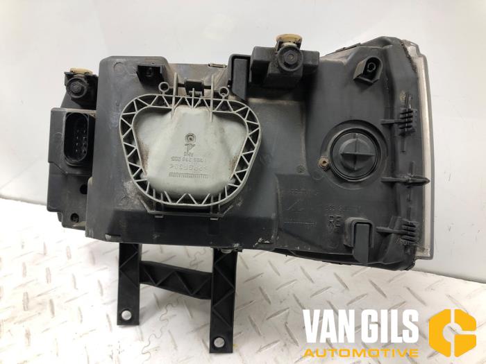 Strålkastare, höger från en Volkswagen Transporter T5 2.5 TDi PF 2007