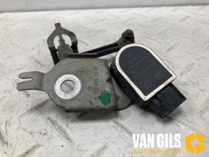 Gebruikte Hoogteregelaar vering Links-voor Mercedes E-Klasse AMG (W213) 4.0 E-63 S AMG V8 Turbo 4-Matic+ Prijs € 29,99 Margeregeling aangeboden door Van Gils Automotive