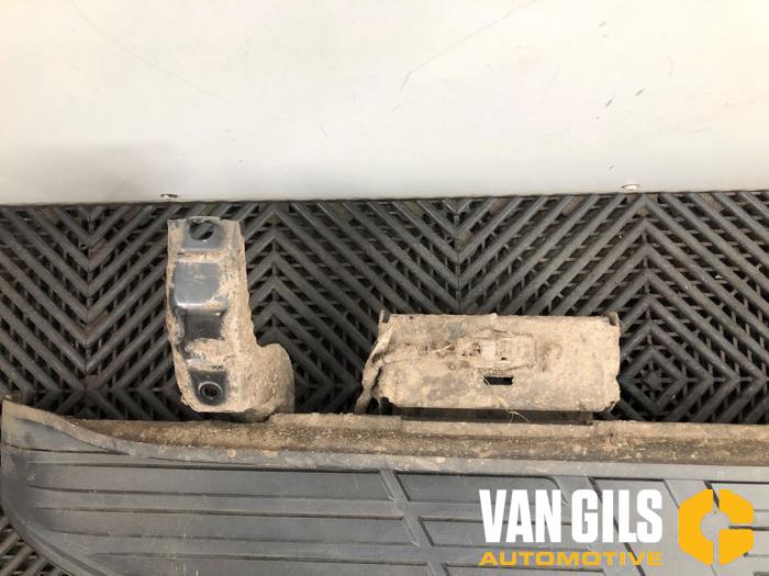 Treeplank links van een Toyota Land Cruiser (J15) 2.8 D-4D 16V 2023