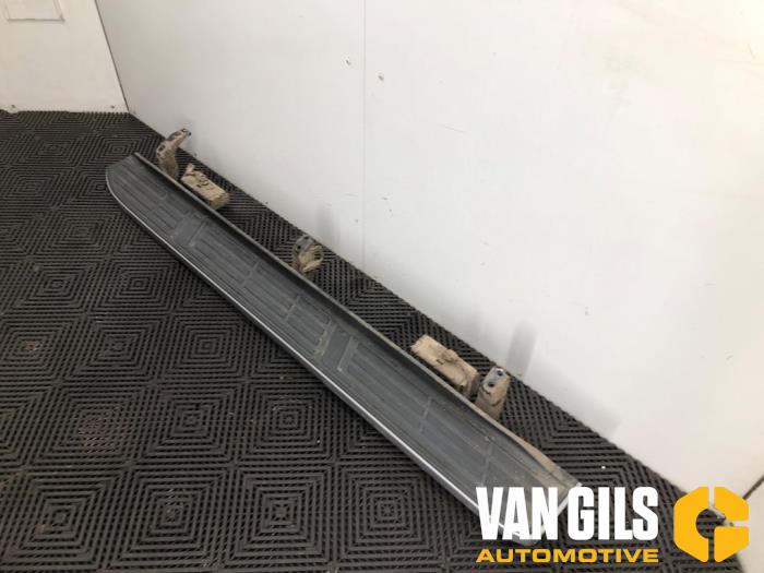 Treeplank links van een Toyota Land Cruiser (J15) 2.8 D-4D 16V 2023