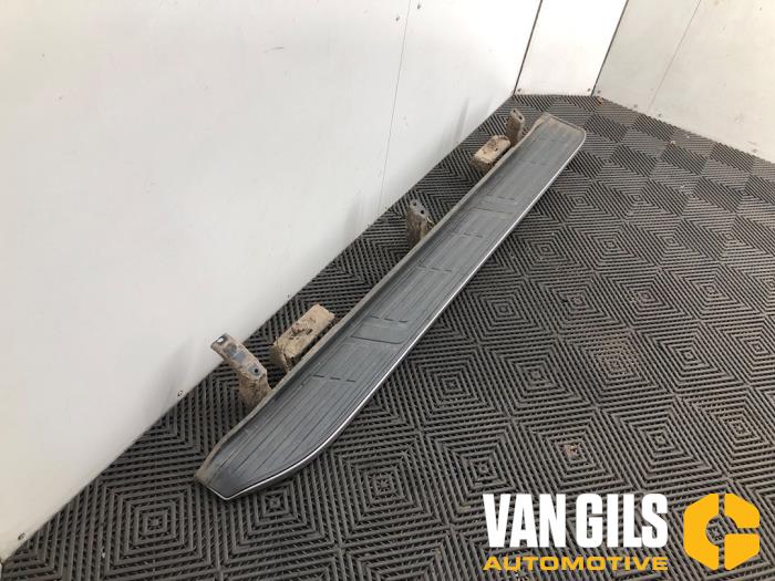 Treeplank links van een Toyota Land Cruiser (J15) 2.8 D-4D 16V 2023